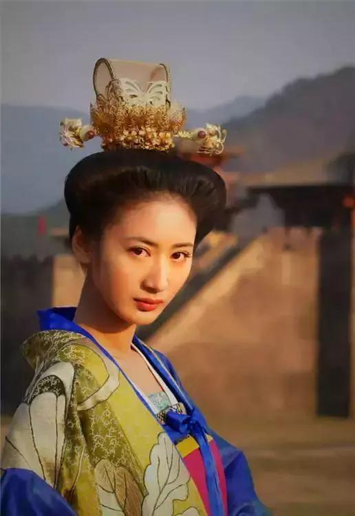 杨幂给她下跪，*点露**陷“三级”风波、雅妓，艳压佟丽娅为何不火？