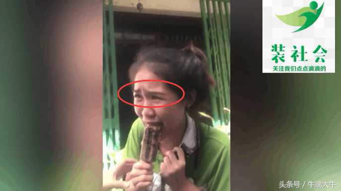 女子吃冰棒时舌头被冻住，朋友倒热水都没有能化开，痛的快哭了