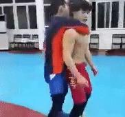 被比你高壮的人掐住脖子时你该怎么应对