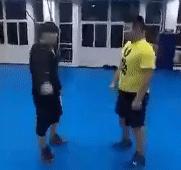 被比你高壮的人掐住脖子时你该怎么应对