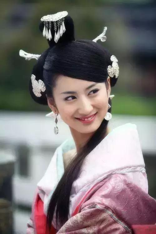 杨幂给她下跪，*点露**陷“三级”风波、雅妓，艳压佟丽娅为何不火？