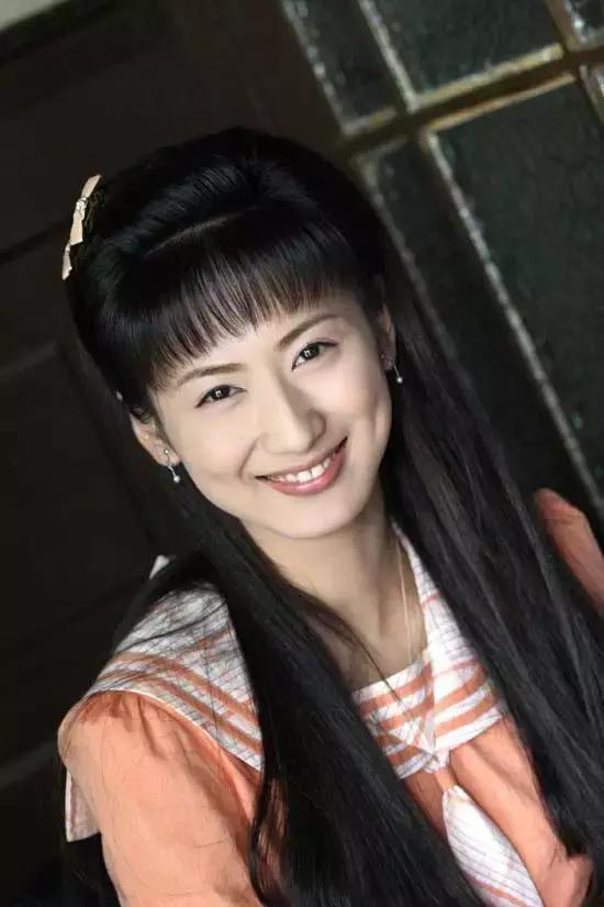 杨幂给她下跪，*点露**陷“三级”风波、雅妓，艳压佟丽娅为何不火？