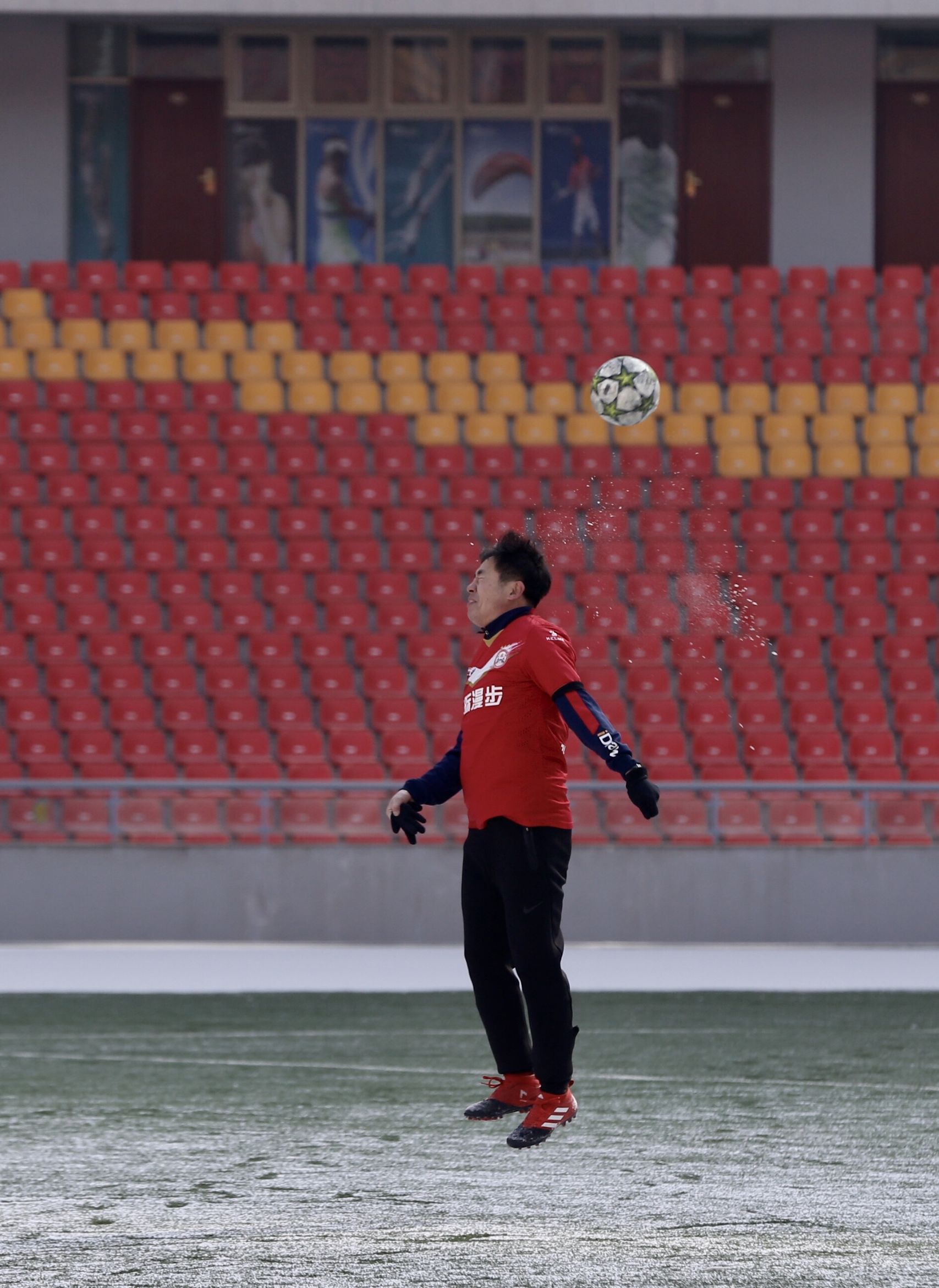 西宁市“湖源牧业·贺岁杯”足球赛激情开赛，青海红花蝉联冠军