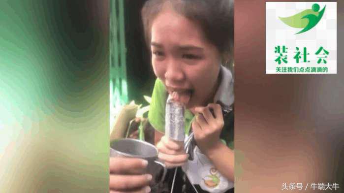 女子吃冰棒时舌头被冻住，朋友倒热水都没有能化开，痛的快哭了