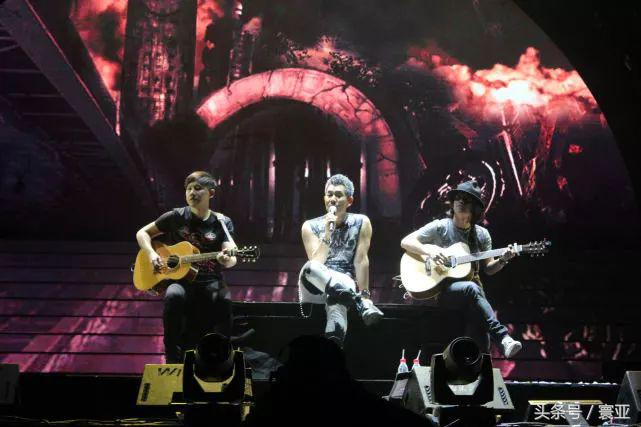 跨年夜，寰亚男神女神与你唱响2018、high爆迎新年！