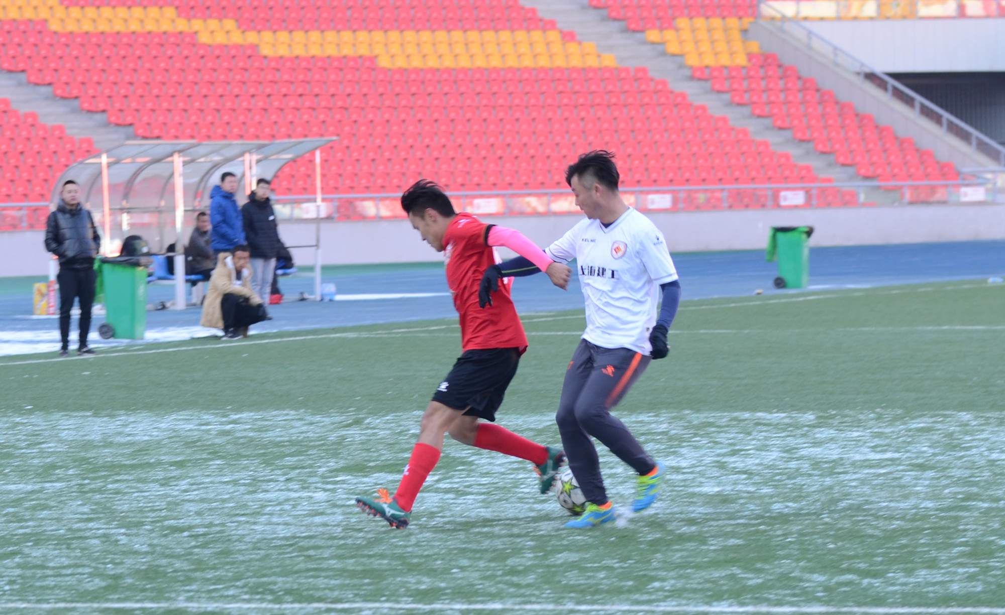 西宁市“湖源牧业·贺岁杯”足球赛激情开赛，青海红花蝉联冠军
