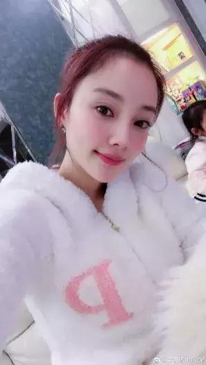 章子怡一身粉色系少女感满满,章子怡清爽有气质宛如18岁少女