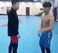 被比你高壮的人掐住脖子时你该怎么应对