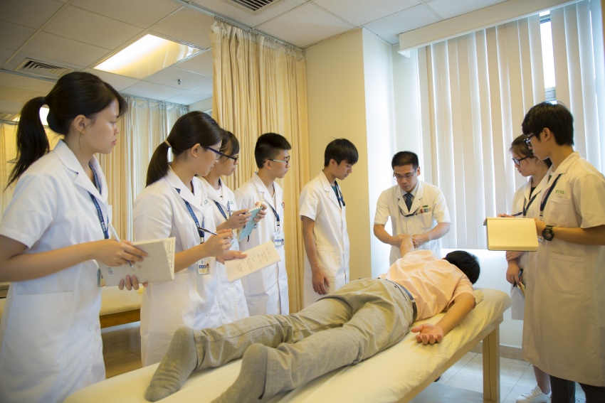 这个实习生有毒,手术前把带教老师的裤子脱下来了……