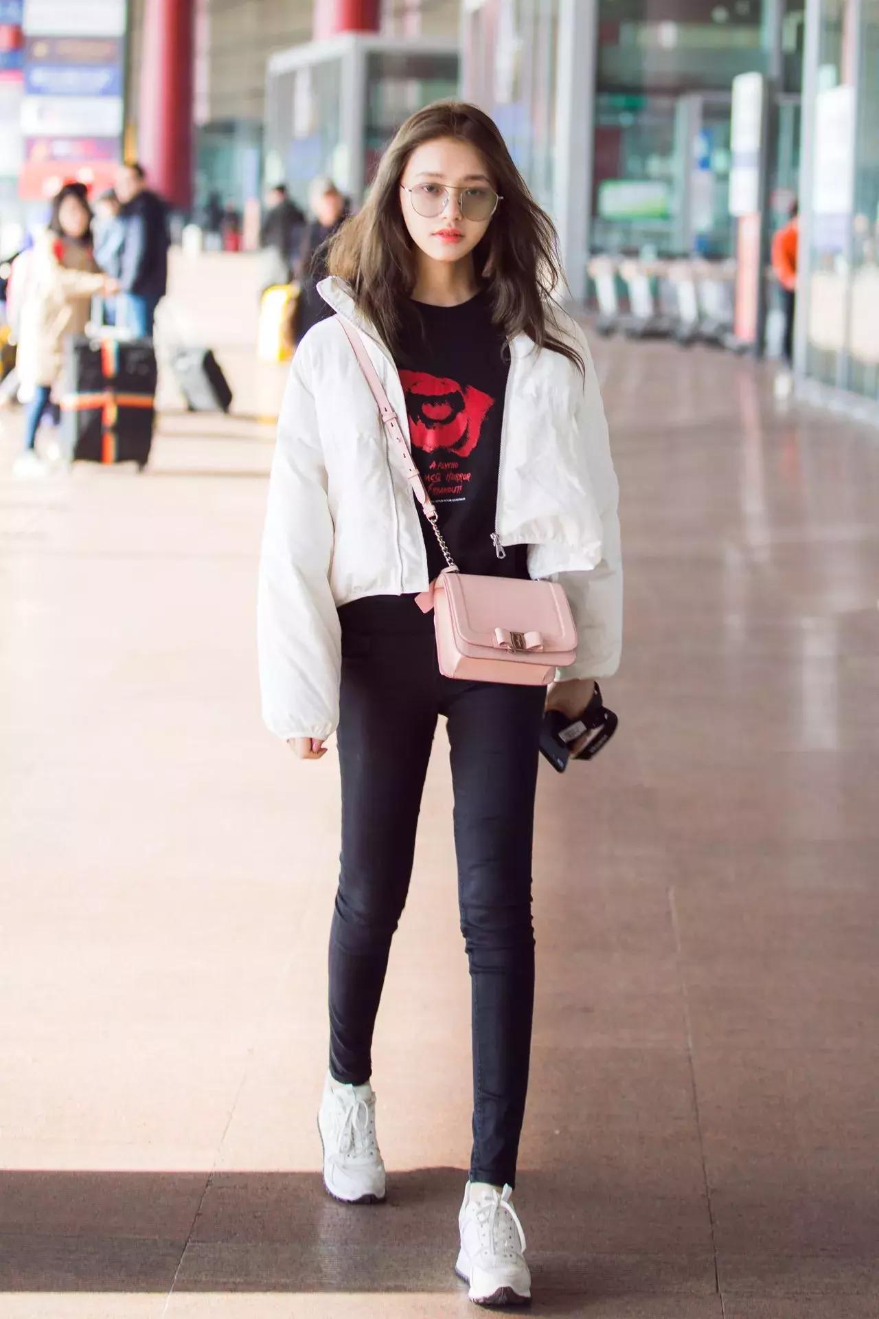 卫衣款羽绒服搭什么裤子,羽绒服卫衣冬季搭配保暖时髦