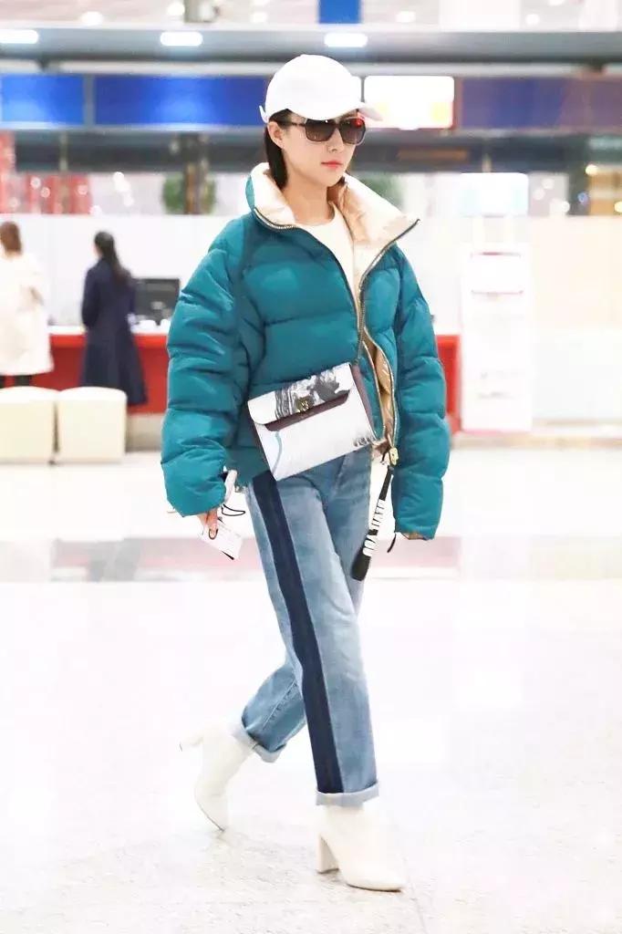 卫衣款羽绒服搭什么裤子,羽绒服卫衣冬季搭配保暖时髦