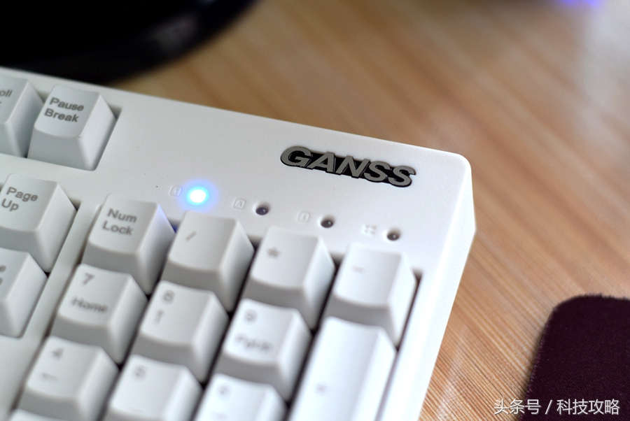 机械键盘和薄膜键盘哪个打字舒服,100-200入门级机械键盘高颜值