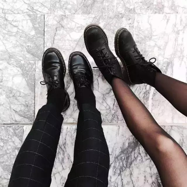 适合冬天小女生穿的黑色马丁靴,适合年轻小姐姐穿的衣服