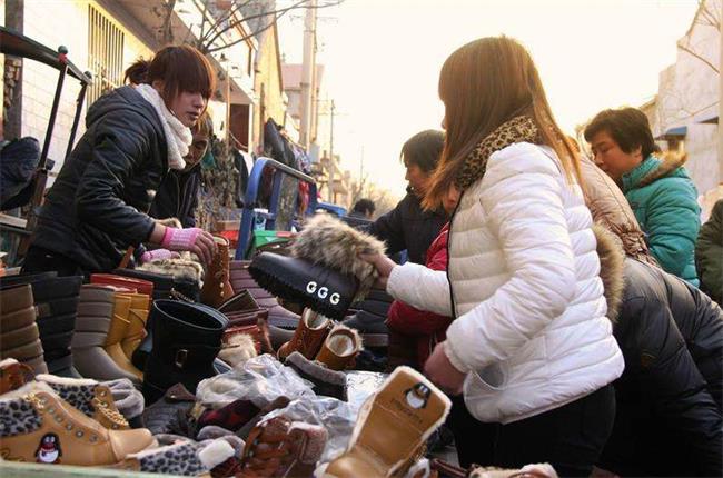 冬季摆地摊卖什么最火最近流行的,农村集市地摊卖什么产品最畅销