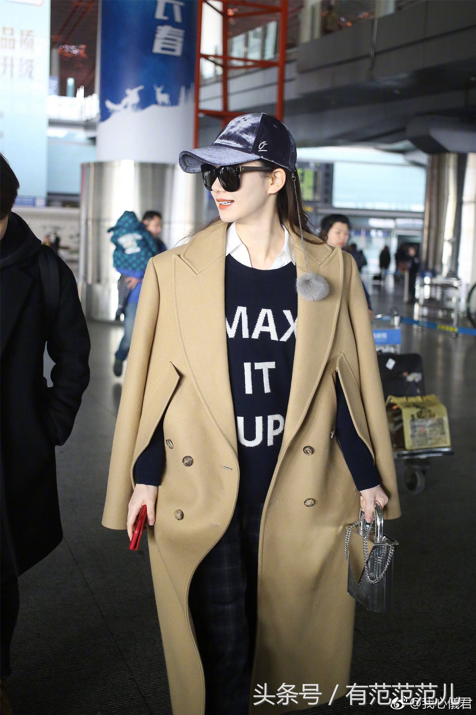 戚薇穿格子大衣,戚薇穿驼色大衣