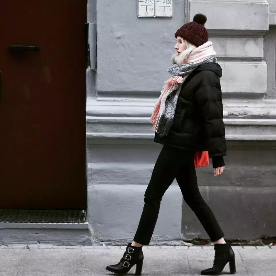 卫衣款羽绒服搭什么裤子,羽绒服卫衣冬季搭配保暖时髦