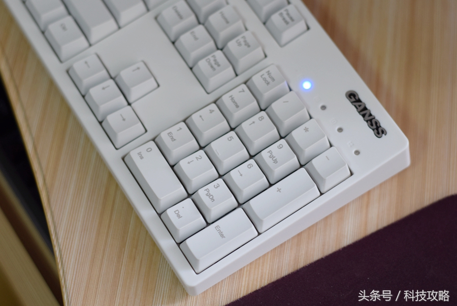 机械键盘和薄膜键盘哪个打字舒服,100-200入门级机械键盘高颜值