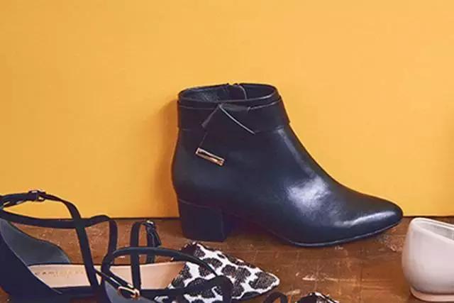 适合冬天小女生穿的黑色马丁靴,适合年轻小姐姐穿的衣服