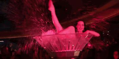 不愧是天下第一舞姬,不愧是第一名入场表演