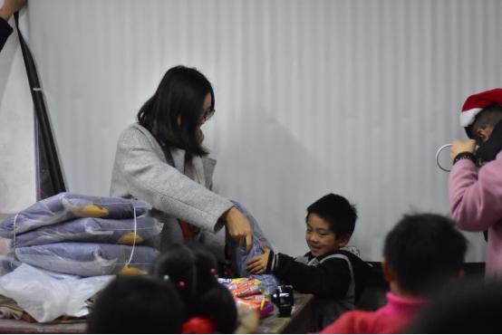 「SNG微公益」“爱心包”公益携手企鹅电竞主播温暖之行