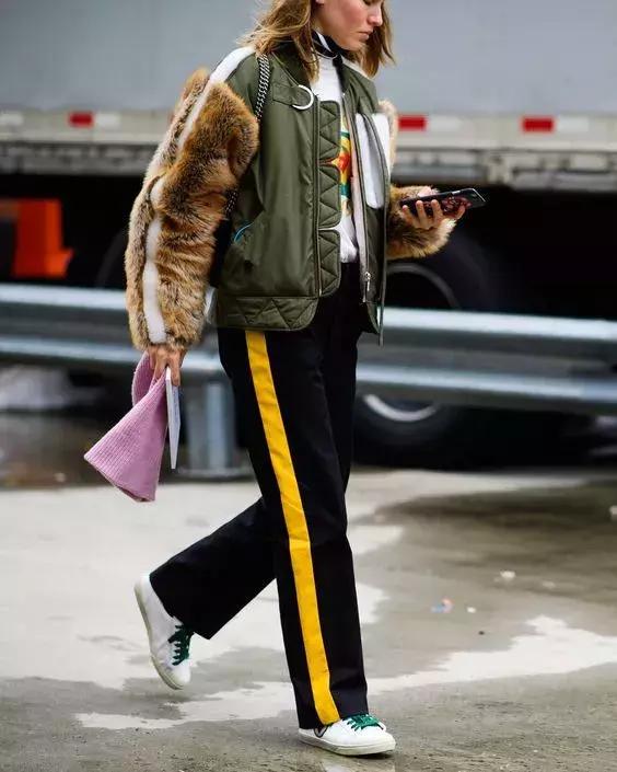 卫衣款羽绒服搭什么裤子,羽绒服卫衣冬季搭配保暖时髦