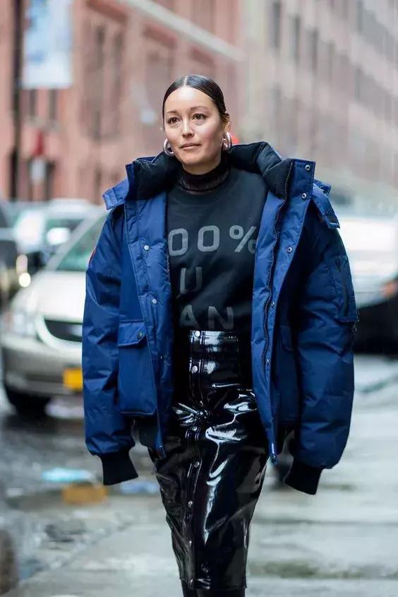 卫衣款羽绒服搭什么裤子,羽绒服卫衣冬季搭配保暖时髦