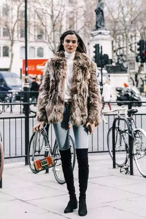 适合冬天小女生穿的黑色马丁靴,适合年轻小姐姐穿的衣服