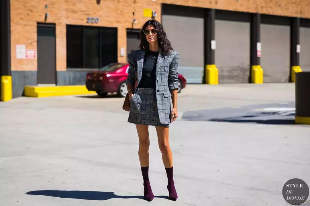 适合冬天小女生穿的黑色马丁靴,适合年轻小姐姐穿的衣服