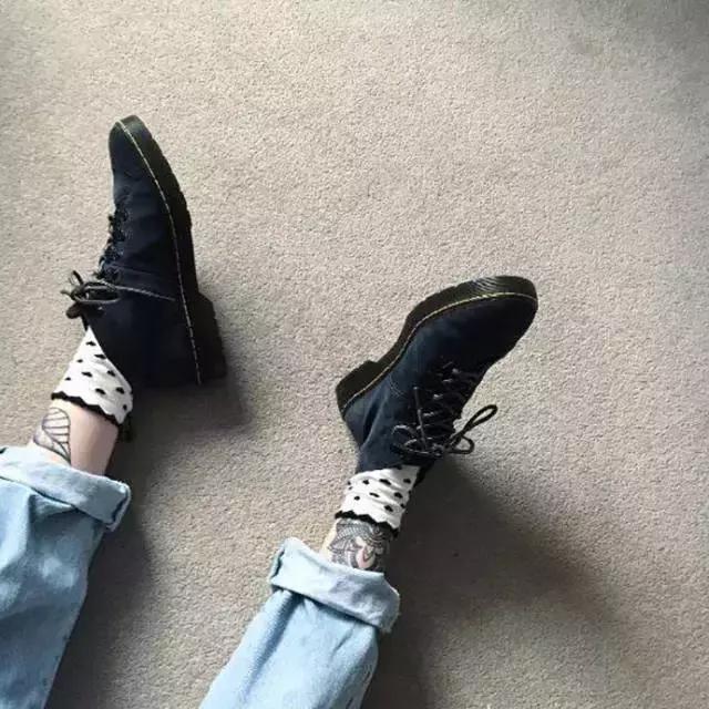 适合冬天小女生穿的黑色马丁靴,适合年轻小姐姐穿的衣服