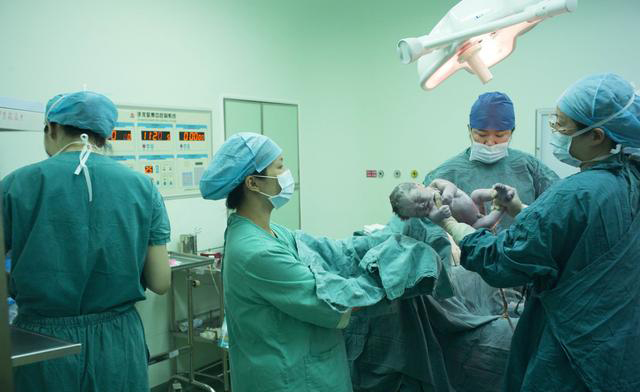 22岁孕妇生产后3天死亡,27岁孕妇顺产生孩子