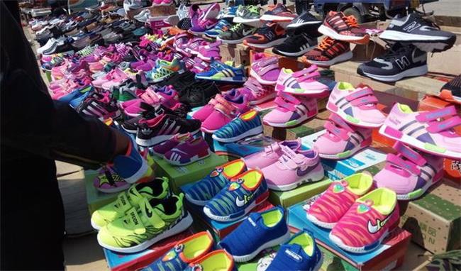 冬季摆地摊卖什么最火最近流行的,农村集市地摊卖什么产品最畅销