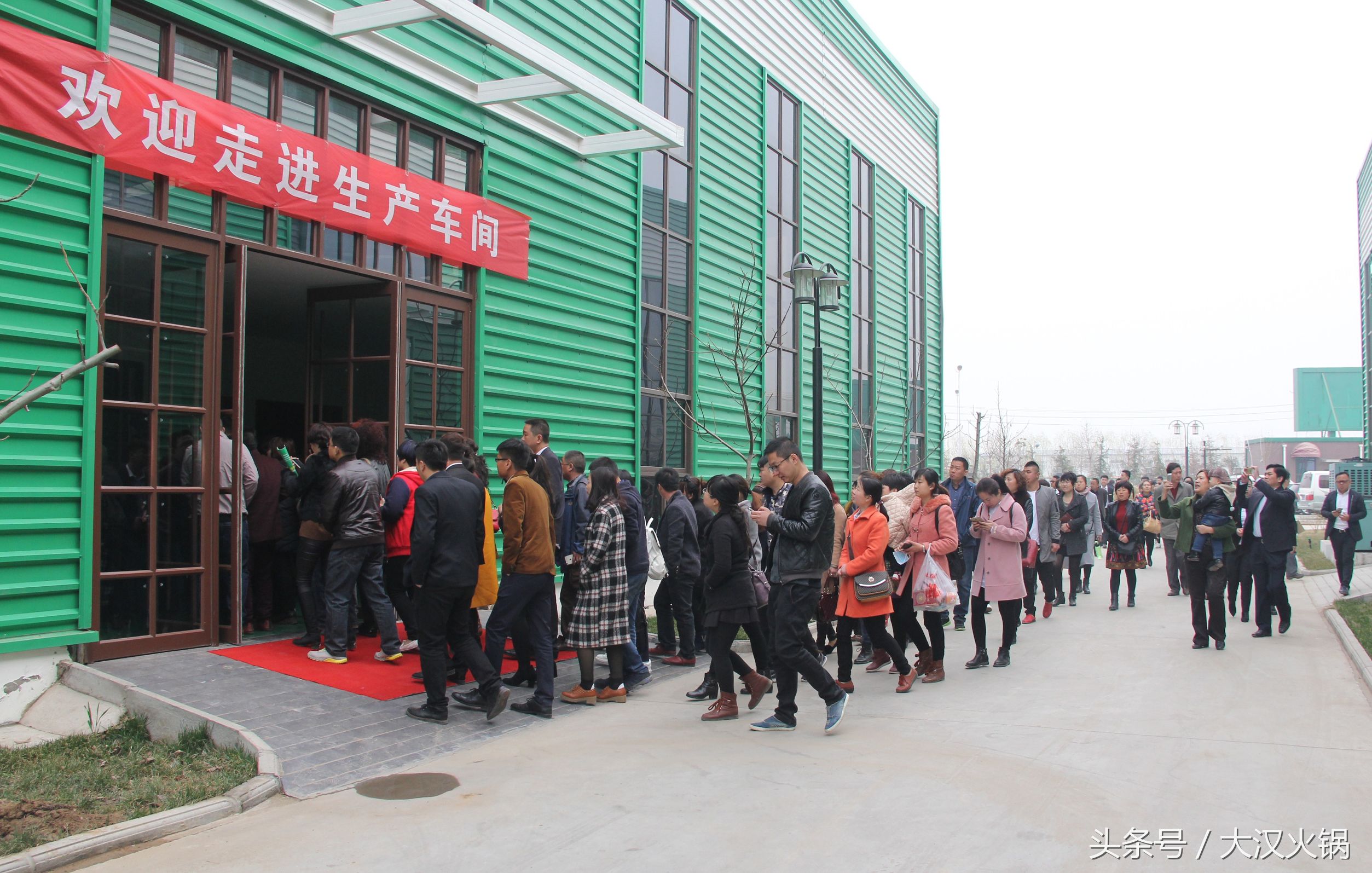 他在濮阳建了个34000平米的火锅基地，就为卖一份人均50元的火锅