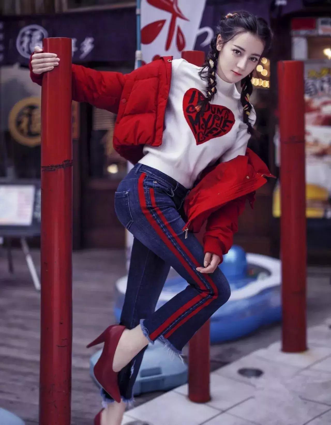 卫衣款羽绒服搭什么裤子,羽绒服卫衣冬季搭配保暖时髦