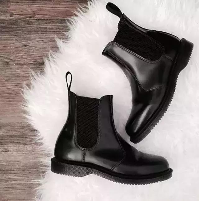 适合冬天小女生穿的黑色马丁靴,适合年轻小姐姐穿的衣服
