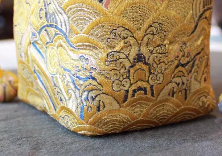 茶叶圈里有很多品茗杯袋，但是用云锦工艺做的不多！