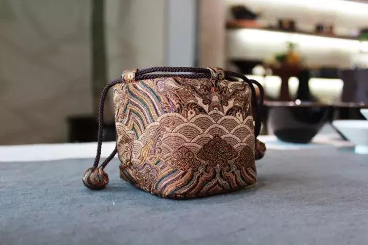 茶叶圈里有很多品茗杯袋，但是用云锦工艺做的不多！