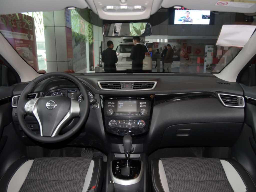 2022逍客豪华版两驱还是四驱的,2023款经典逍客四轮是独立悬挂吗