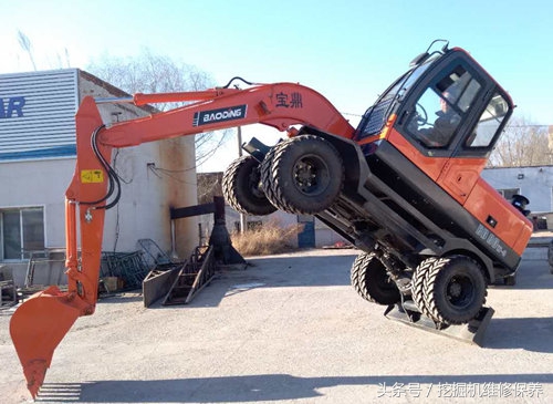 一机多用的轮式挖掘机,宝鼎轮式挖掘机一机多用视频展示