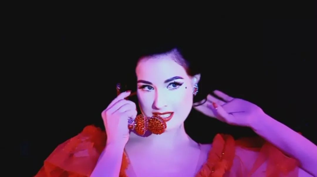 不愧是天下第一舞姬,不愧是第一名入场表演