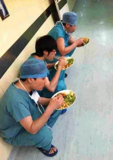 这个实习生有毒,手术前把带教老师的裤子脱下来了……