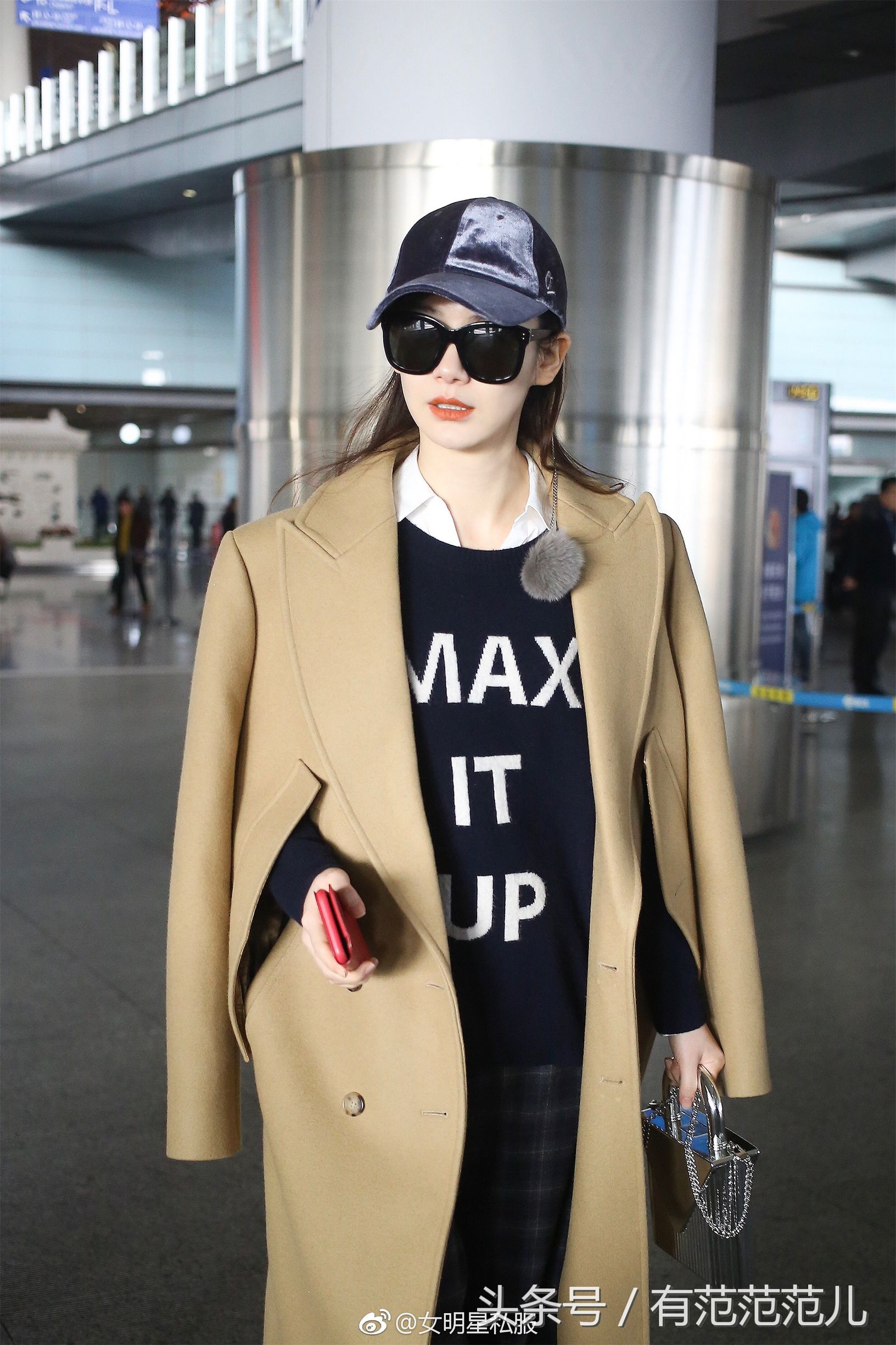 戚薇穿格子大衣,戚薇穿驼色大衣