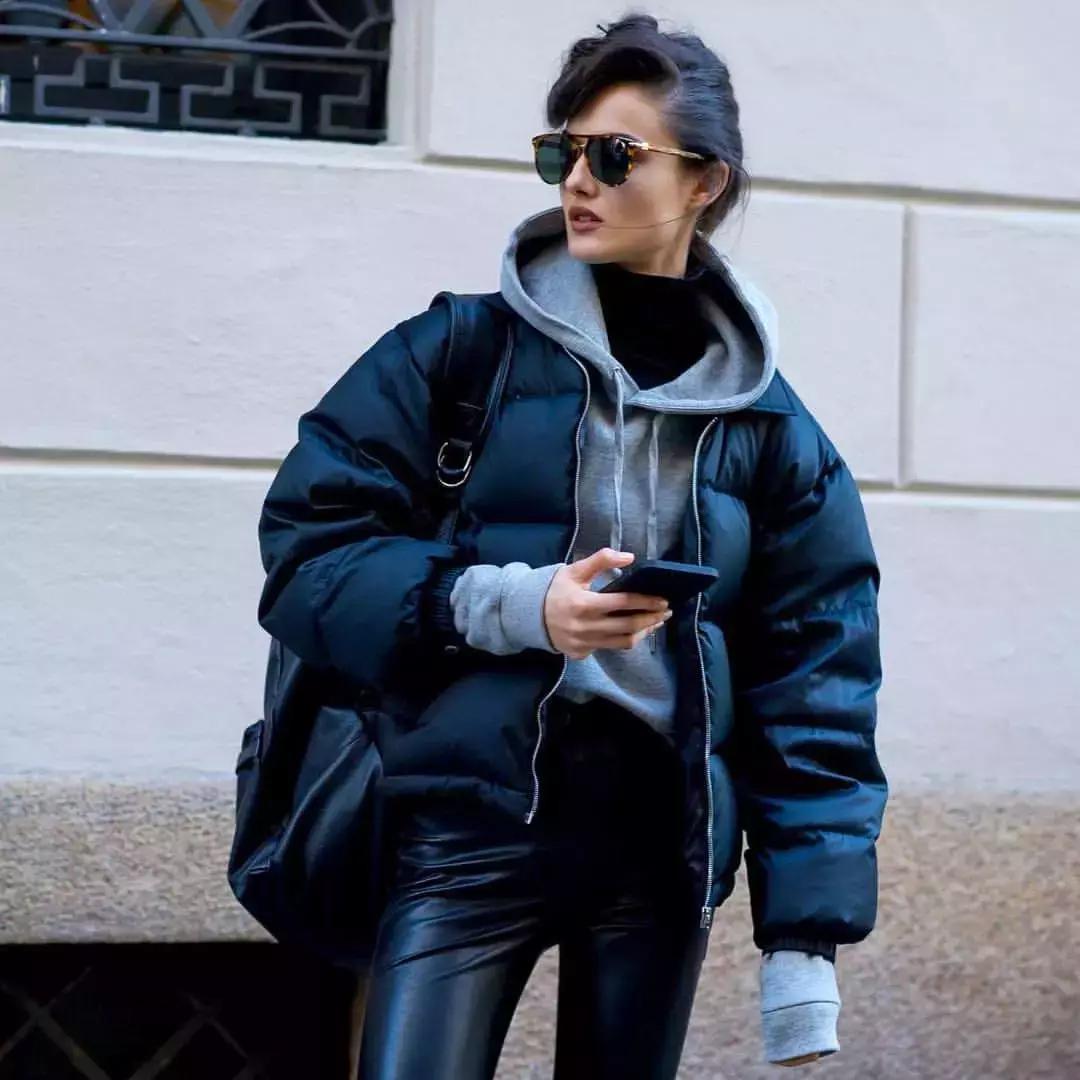 卫衣款羽绒服搭什么裤子,羽绒服卫衣冬季搭配保暖时髦