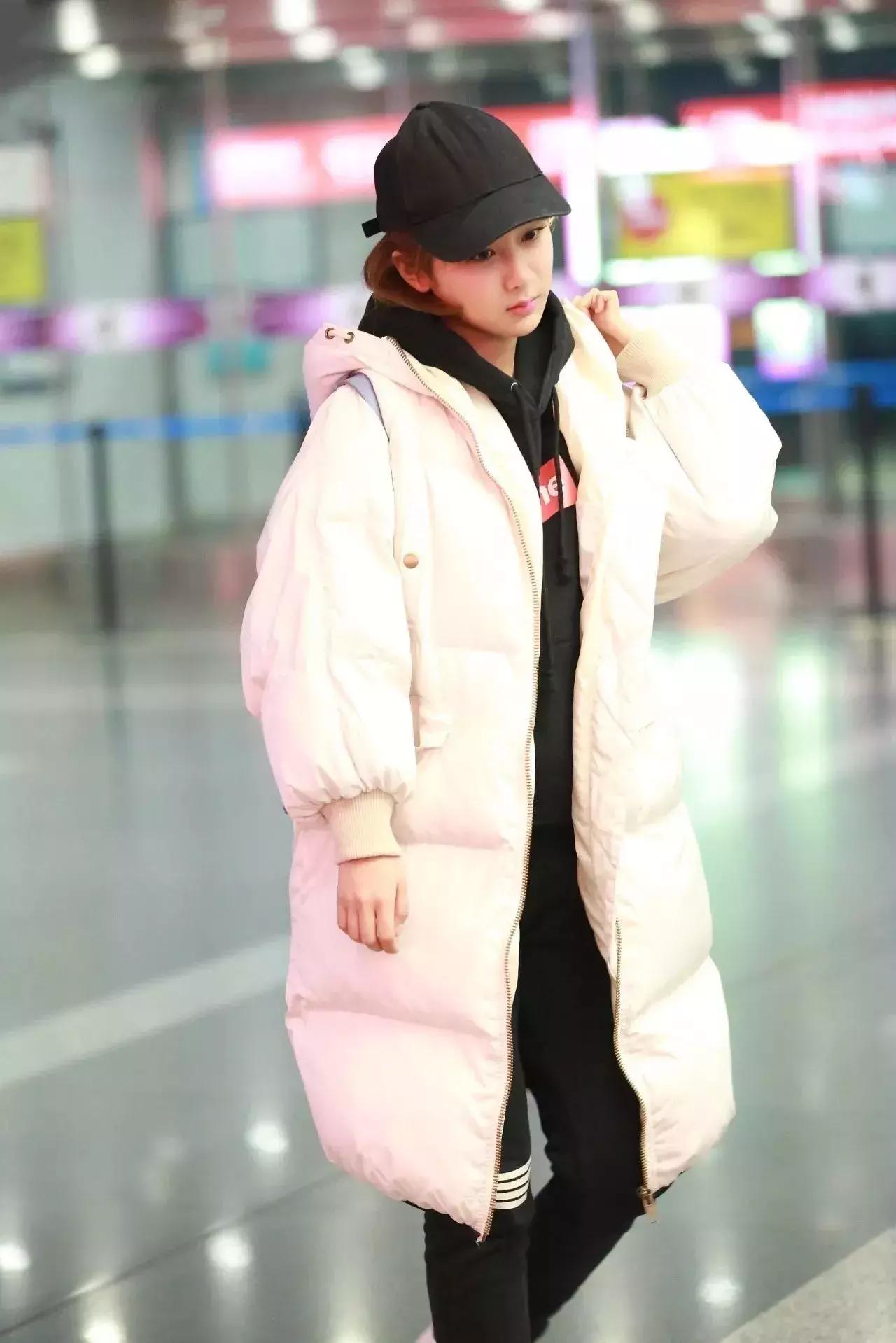 卫衣款羽绒服搭什么裤子,羽绒服卫衣冬季搭配保暖时髦