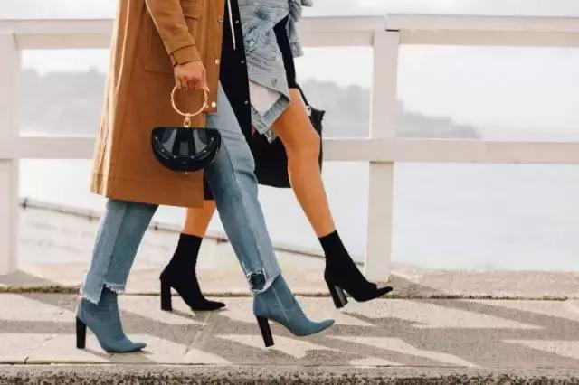 适合冬天小女生穿的黑色马丁靴,适合年轻小姐姐穿的衣服