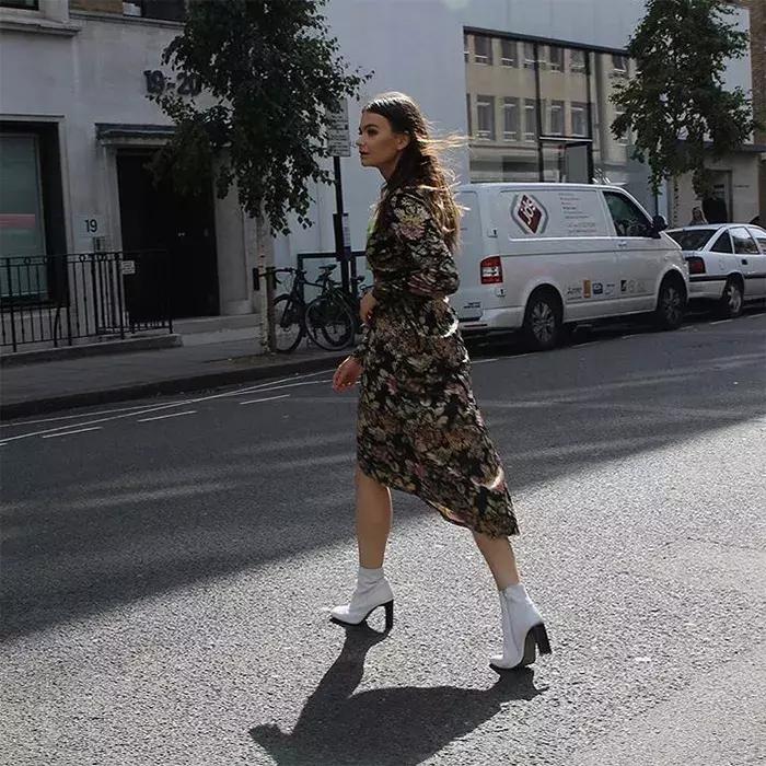 适合冬天小女生穿的黑色马丁靴,适合年轻小姐姐穿的衣服