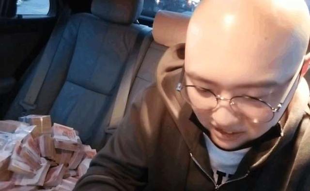 斗鱼老牌主播聊黑幕，人气十分钟下降四十万！还说没限制人气？