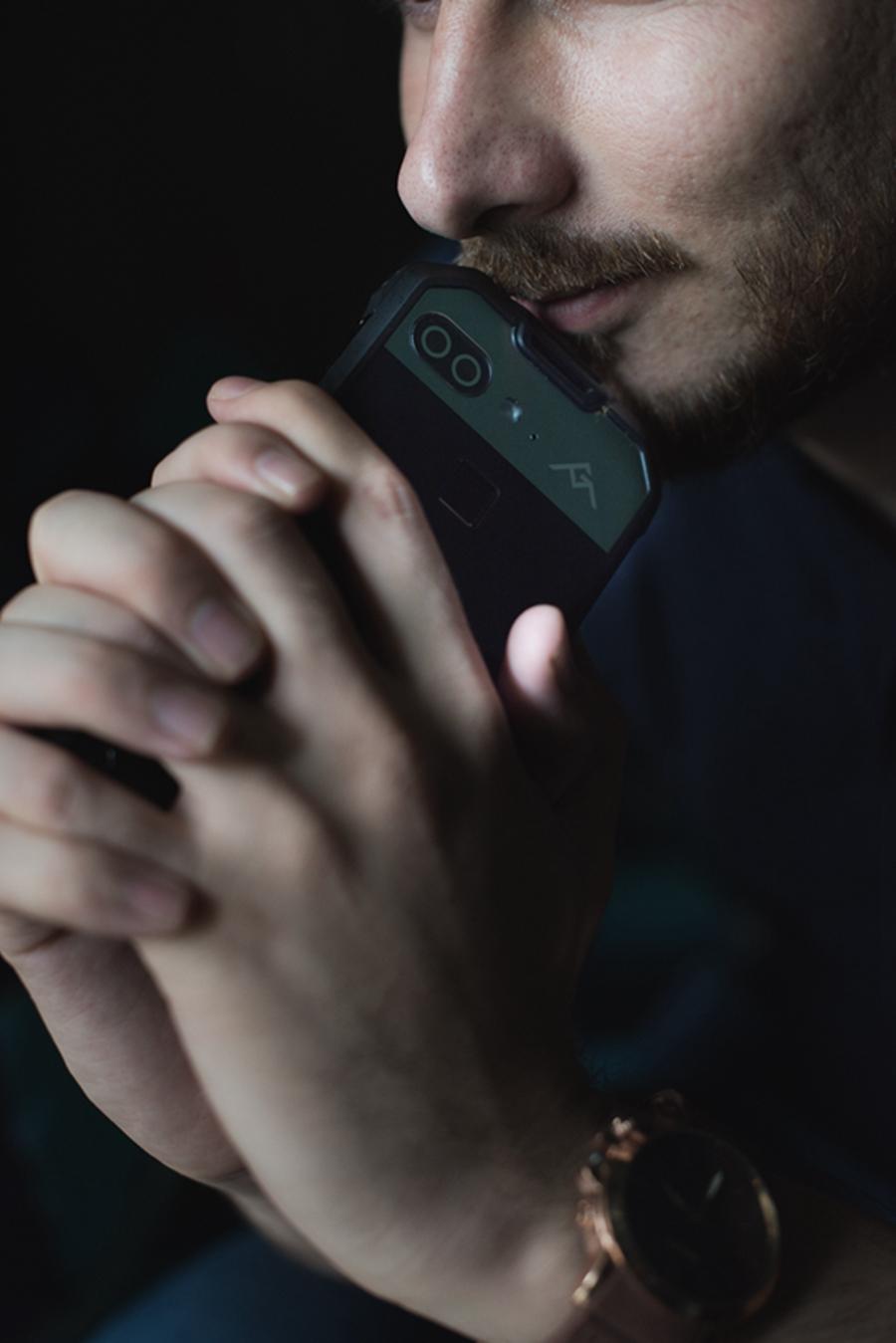 手机冻得自动关机怎么办,手机冻关机打不开怎么办