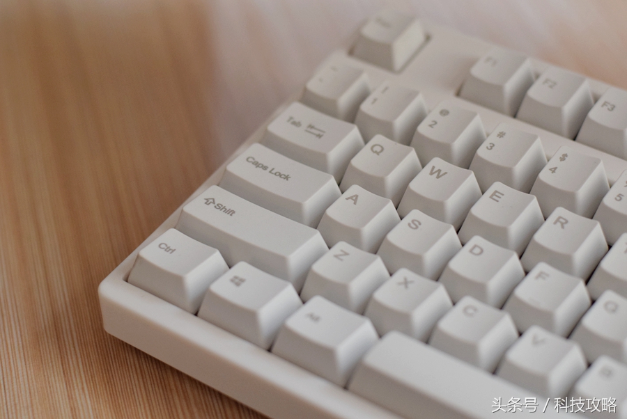 机械键盘和薄膜键盘哪个打字舒服,100-200入门级机械键盘高颜值