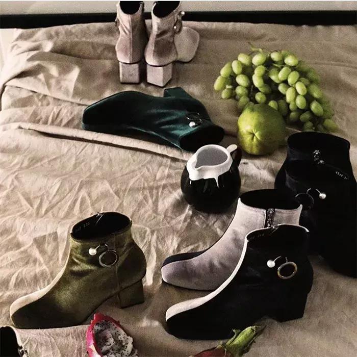 适合冬天小女生穿的黑色马丁靴,适合年轻小姐姐穿的衣服