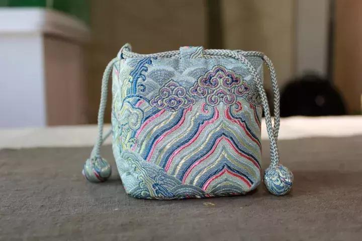 茶叶圈里有很多品茗杯袋，但是用云锦工艺做的不多！